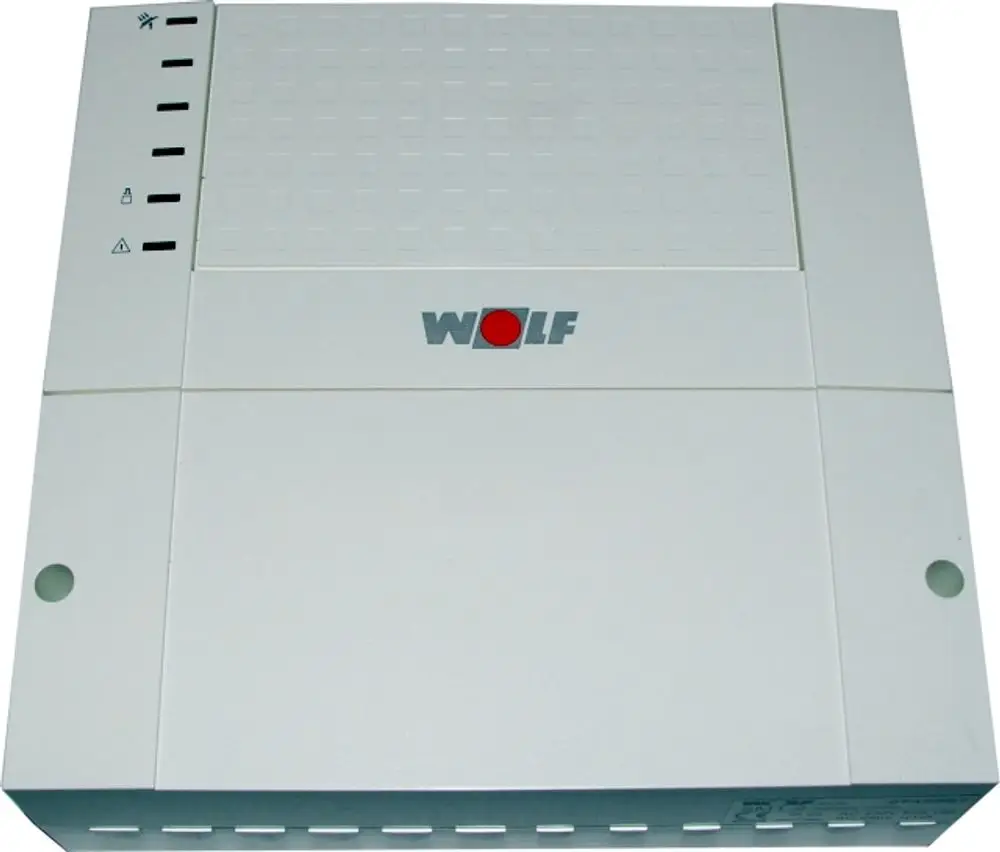 Weißes Kunststoffgehäuse mit dem WOLF-Logo und mehreren Statusanzeigen auf der Vorderseite. Gerät mit vertieftem Bereich für zusätzliche Funktionalitäten.
